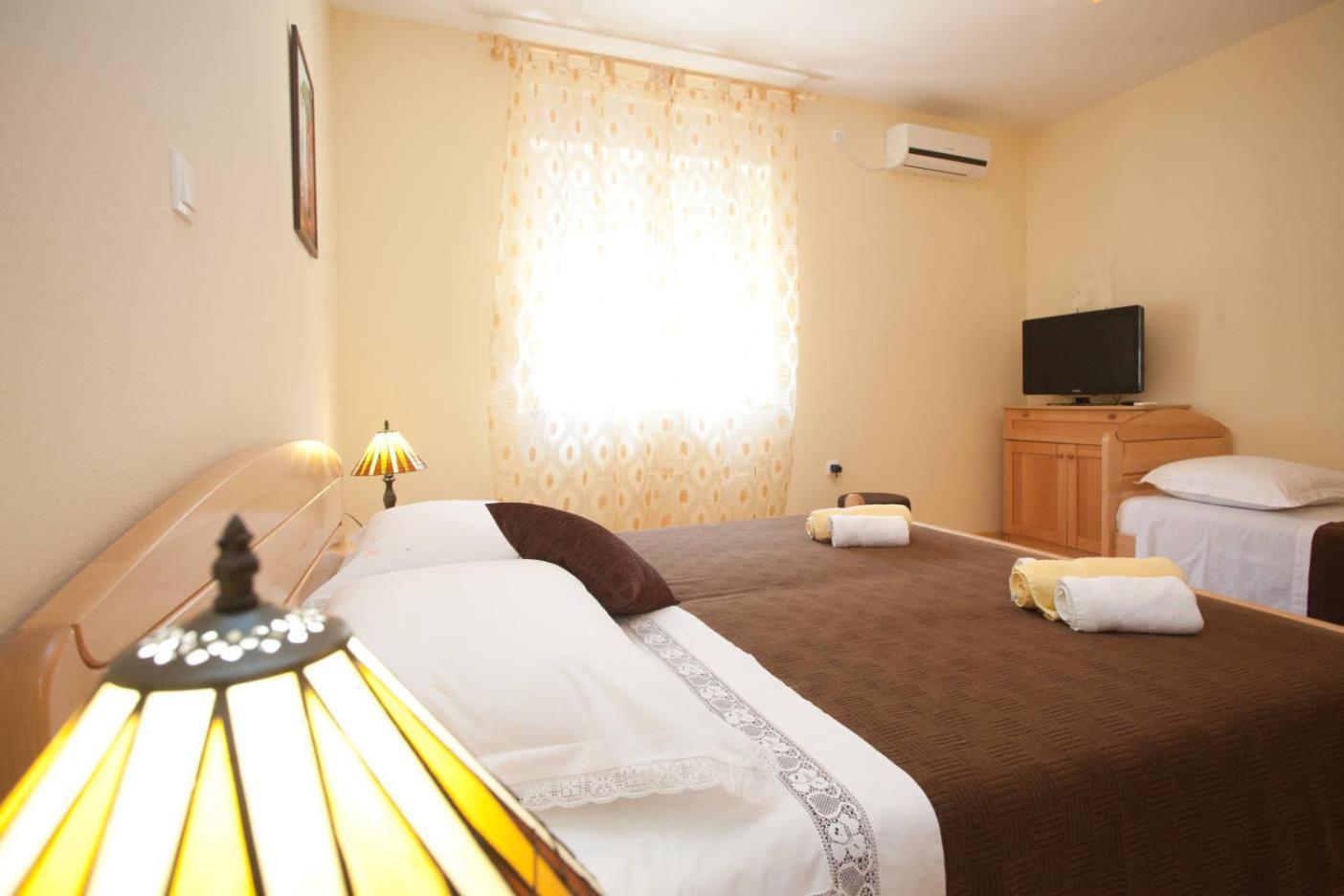 Apartments Beautiful Sandy Beach สปลิท ภายนอก รูปภาพ